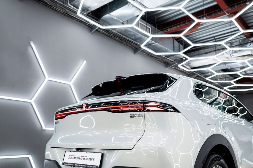 Линии кузова подчеркивают элегантность и силу дизайна.